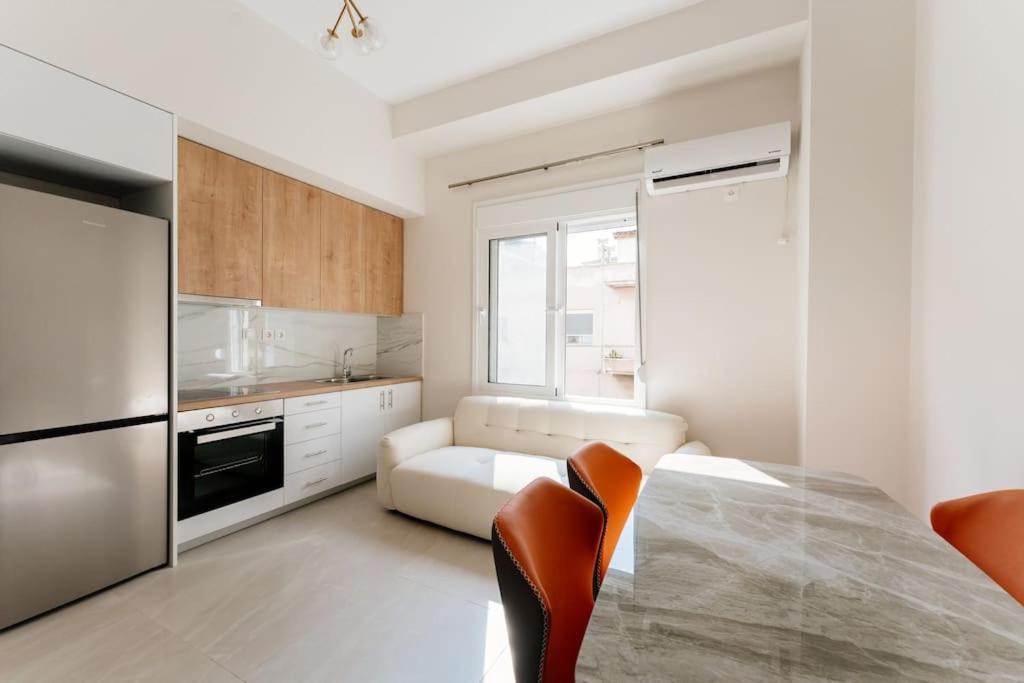 New Center Apartment Near Metro Athena Bagian luar foto