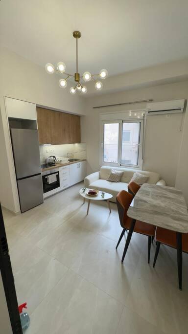 New Center Apartment Near Metro Athena Bagian luar foto