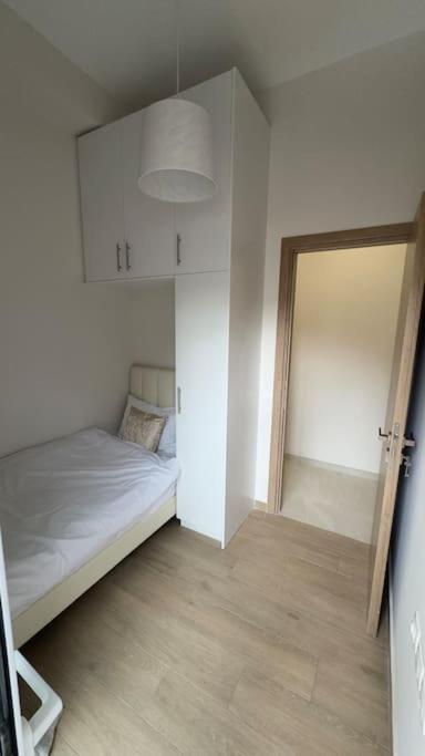 New Center Apartment Near Metro Athena Bagian luar foto