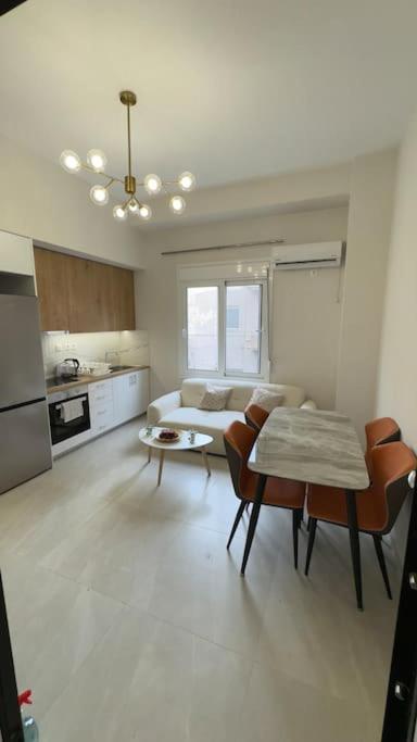 New Center Apartment Near Metro Athena Bagian luar foto