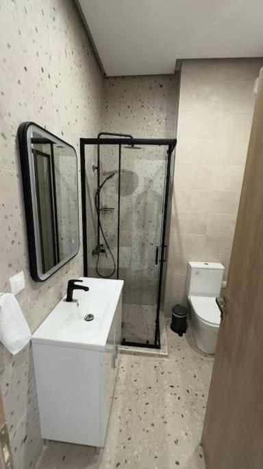 New Center Apartment Near Metro Athena Bagian luar foto