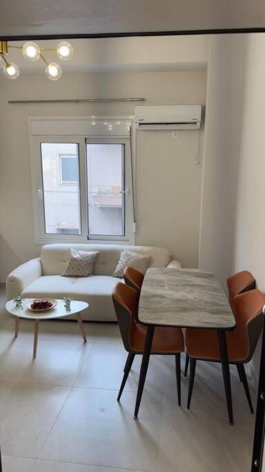 New Center Apartment Near Metro Athena Bagian luar foto