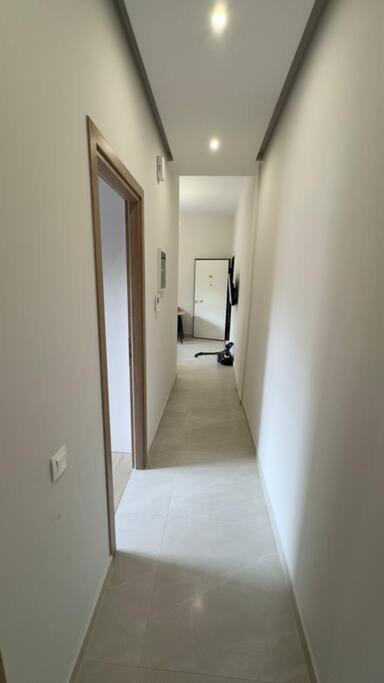New Center Apartment Near Metro Athena Bagian luar foto