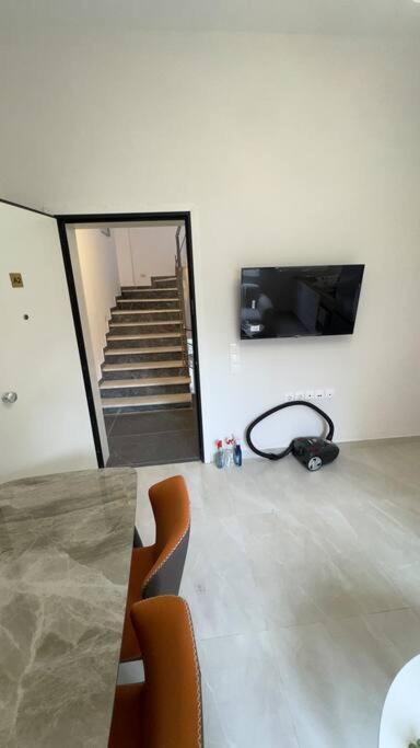 New Center Apartment Near Metro Athena Bagian luar foto
