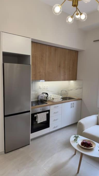 New Center Apartment Near Metro Athena Bagian luar foto