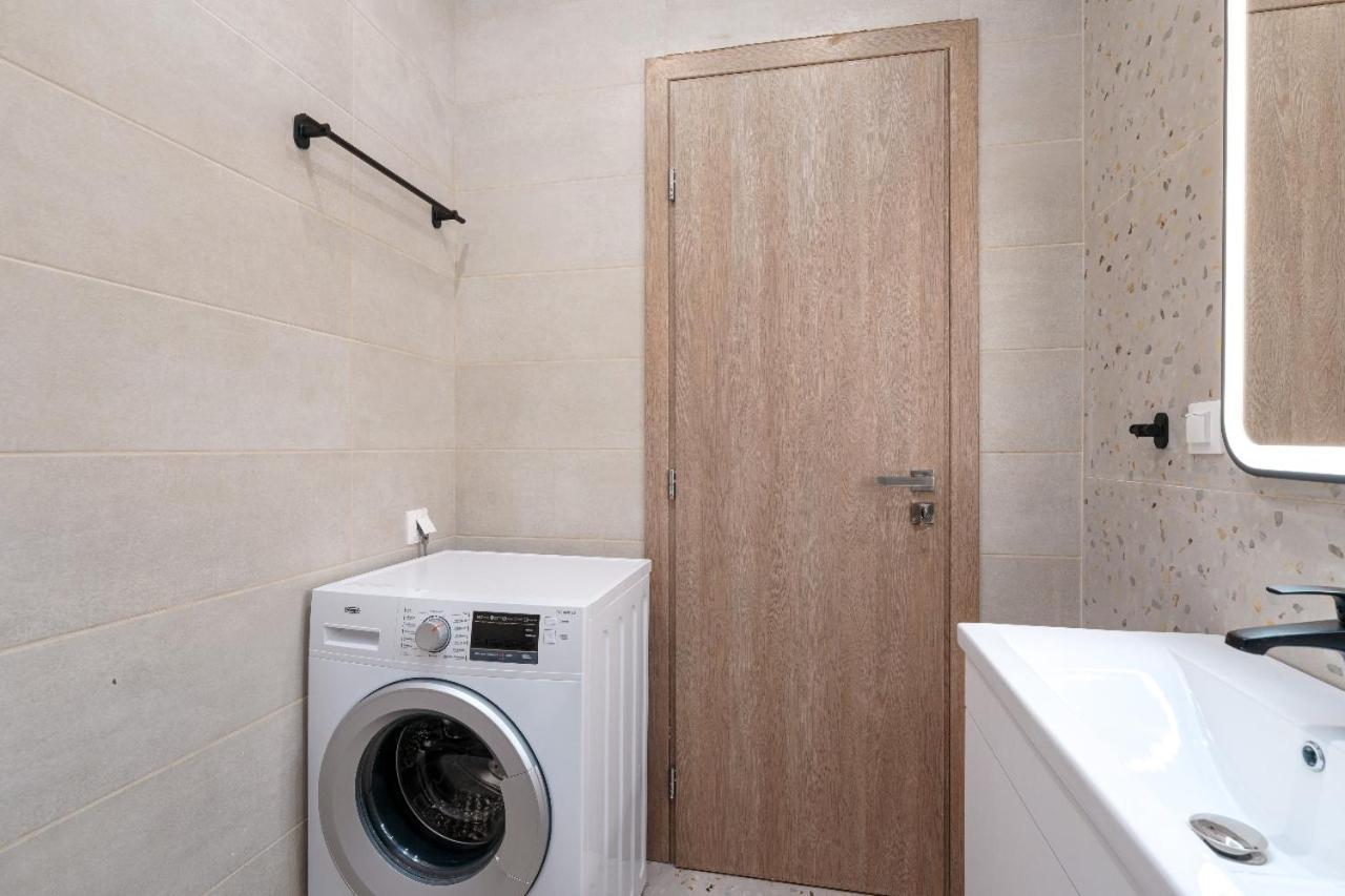 New Center Apartment Near Metro Athena Bagian luar foto