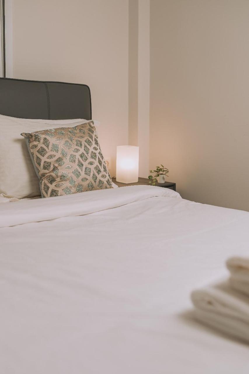 New Center Apartment Near Metro Athena Bagian luar foto