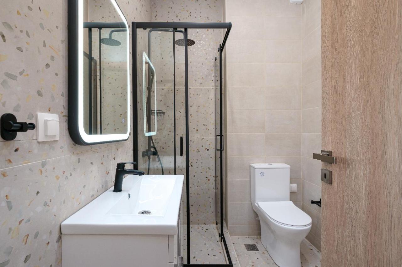New Center Apartment Near Metro Athena Bagian luar foto