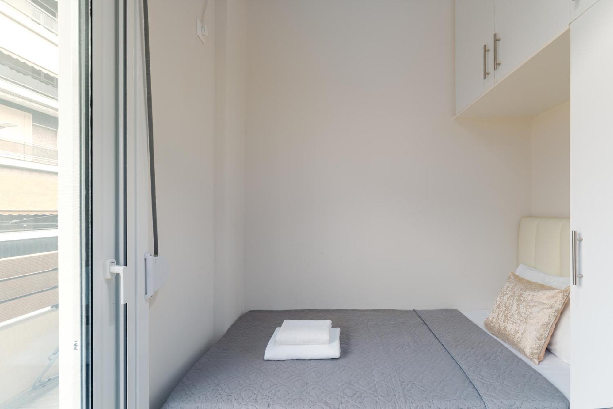 New Center Apartment Near Metro Athena Bagian luar foto