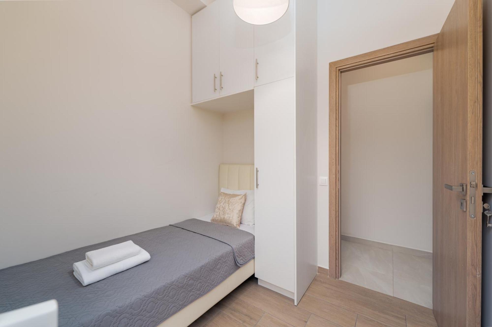 New Center Apartment Near Metro Athena Bagian luar foto